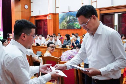 Bí thư Thành ủy Lê Ngọc Quang tặng quà cho các đại biểu dự buổi gặp mặt