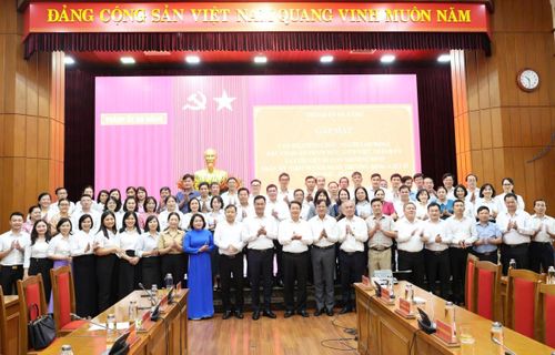 Lãnh đạo thành phố chụp hình lưu niệm với các đại biểu