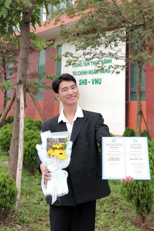 Đào Xuân Việt tự hào nhận danh hiệu "Sinh viên 5 tốt" cấp ĐHQG Hà Nội năm 2025.