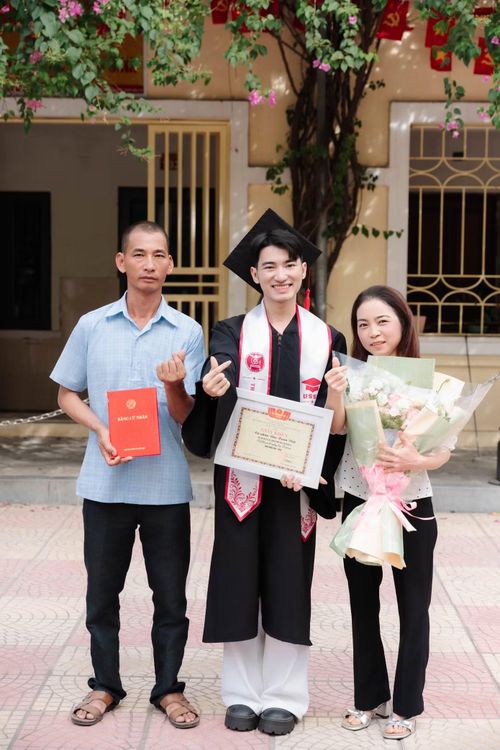 Niềm vui ngày tốt nghiệp của Đào Xuân Việt bên bố mẹ.