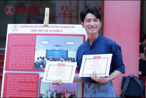 Đào Xuân Việt đoạt Giải thưởng Nghiên cứu khoa học sinh viên cấp Trường trong hai năm liên tiếp.