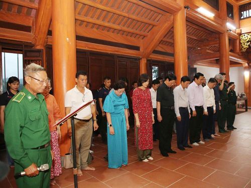  Những đoàn người vẫn vượt đường núi khúc khuỷu, heo hút để đến thắp nén nhang tưởng nhớ các anh tại ngôi đền Cà Roòng trên đỉnh Trường Sơn. 