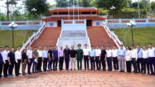  Chủ tịch UBND TPHCM Nguyễn Văn Được cùng lãnh đạo một số sở, ngành TPHCM đã đến thắp hương tưởng niệm các liệt sĩ tại Đền tưởng niệm Trường Sơn - Đường 20 Quyết Thắng, trọng điểm Cà Roòng ATP 