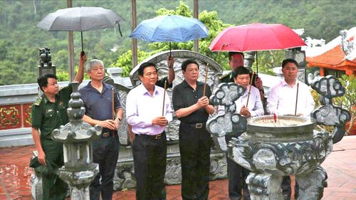  Ông Nguyễn Đức Quang (thứ hai, bên trái), nguyên Tổng Thư ký Tòa soạn Báo Sài Gòn Giải Phóng - người trực tiếp vận động xây ngôi đền này đang dâng hương tưởng niệm các anh hùng liệt sĩ Trường Sơn - Đường 20 Quyết Thắng, trọng điểm Cà Roòng - ATP. Ảnh: Đoàn Quý 