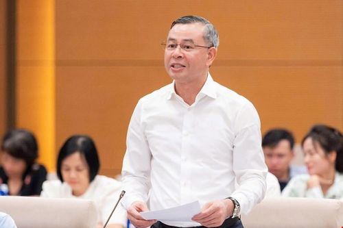 Bộ trưởng Bộ Tài chính Ngô Văn Tuấn trình dự luật. Ảnh: CẨM HÀ