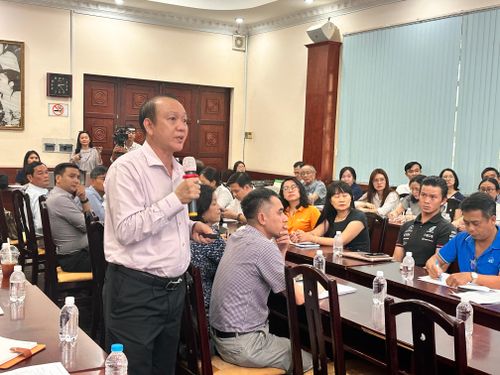  Ông Bùi Xuân Đức, Phó Giám đốc Đường sách TPHCM, thông tin tại buổi sơ kết. Ảnh: QUỲNH YÊN 