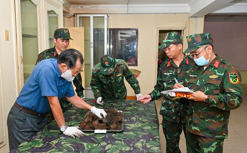 Lực lượng chuyên môn ghi nhận đầy đủ hiện trạng hài cốt sau khi cất bốc