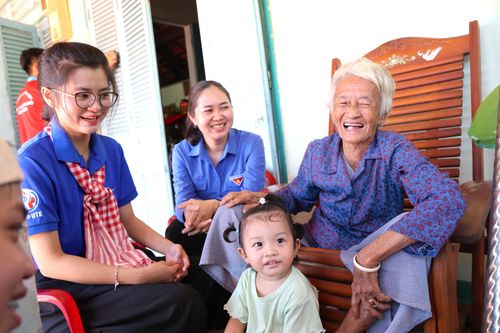  Các chiến sĩ Mùa hè xanh, Hoa phượng đỏ trò chuyện cùng Mẹ Việt Nam Anh hùng Kiều Thị Nông. Ảnh: LÊ THOA 