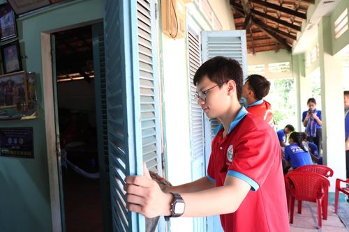  Chiến sĩ Hoa phượng đỏ Trường THPT Quang Trung lau dọn nhà Mẹ Việt Nam Anh hùng Kiều Thị Nông. Ảnh: LÊ THOA 
