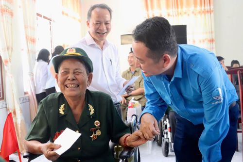  Thành đoàn TPHCM thăm hỏi, động viên các thương binh, bệnh binh và người có công đang được chăm sóc, điều dưỡng tại Trung tâm Điều dưỡng thương binh và người có công Long Đất. Ảnh: THÀNH ĐOÀN 