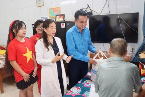  Thành đoàn TPHCM trao quà tri ân các thương binh, bệnh binh và người có công. Ảnh: THÀNH ĐOÀN 