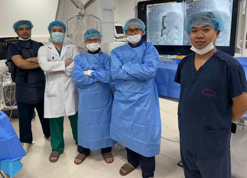 Ê-kíp can thiệp cho bệnh nhân - Ảnh BVCC