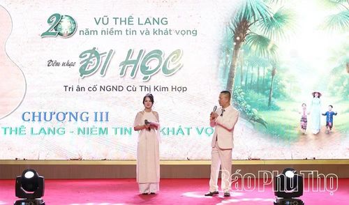 Trường THPT Vũ Thê Lang (phường Việt Trì) tổ chức đêm nhạc “Đi học” nhằm tri ân những người đã sáng lập ra ngôi trường, đặc biệt là cố Nhà giáo Nhân dân Cù Thị Kim Hợp. Ảnh: Báo Phú Thọ.