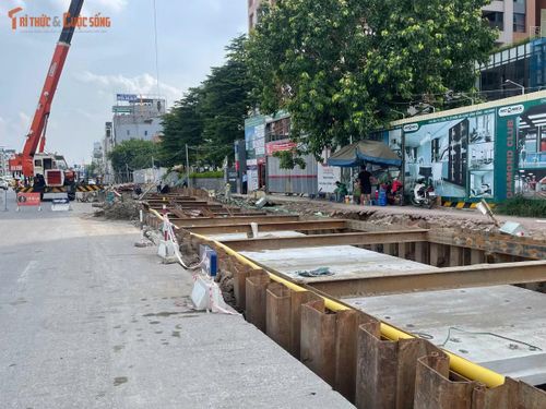 Ngoài phần hầm chui, dự án còn bao gồm các hạng mục đường dẫn, hệ thống tường chắn, thoát nước, chiếu sáng, cây xanh và tổ chức giao thông đồng bộ sau khi hoàn thành.