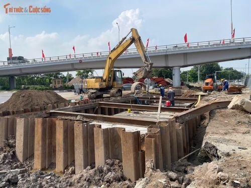 Theo ghi nhận, công tác thi công hiện tập trung vào các hạng mục kết cấu chính của hầm chui, đồng thời triển khai lắp đặt hệ thống kỹ thuật theo thiết kế đã được phê duyệt.