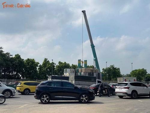 Để phục vụ thi công, nhiều vị trí trong phạm vi nút giao được quây tôn, tạo mặt bằng triển khai các hạng mục ngầm. Hệ thống rào chắn cũng góp phần bảo đảm an toàn cho người và phương tiện lưu thông qua khu vực.