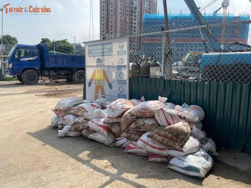 Việc thi công được triển khai ngay tại nút giao Cổ Linh - cầu Vĩnh Tuy, nơi có lưu lượng phương tiện lớn, vì vậy các hạng mục được thực hiện theo từng giai đoạn nhằm bảo đảm tiến độ và hạn chế ảnh hưởng đến việc đi lại của người dân.