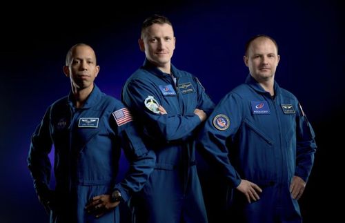 Các thành viên phi hành đoàn Expedition 74 (từ trái sang) Chris Williams, Sergey Kud-Sverchkov và Sergei Mikaev trở về Trái Đất trên tàu Soyuz MS-28. (Ảnh: NASA/James Blair)