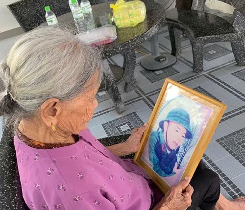 Ở tuổi 95, mẹ liệt sĩ Nguyễn Xuân Vinh chỉ mong một lần được thắp hương trên mộ phần của con trước lúc nhắm mắt xuôi tay.