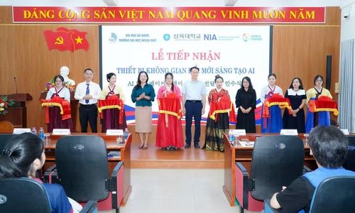 Trường Đại học Ngoại ngữ - Đại học Đà Nẵng (UFLS) tổ chức Lễ tiếp nhận thiết bị “Không gian Đổi mới Sáng tạo AI” do Đại học Sahmyook, Hàn Quốc trao tặng. Ảnh: NTCC