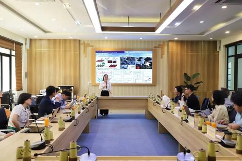 Chuỗi Seminar khoa học giữa Khoa Lý - Hóa, Trường Đại học Sư phạm - Đại học Đà Nẵng cùng đoàn GS từ Đại học Quốc gia Chungnam, Hàn Quốc. Ảnh: NTCC