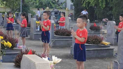 Những thế hệ măng non được giáo dục về truyền thống "Uống nước nhớ nguồn" từ sớm.