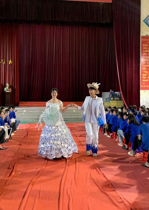 Trên sân khấu, từng bộ trang phục tái chế xuất hiện trong tiếng cổ vũ của thầy cô, bạn bè.