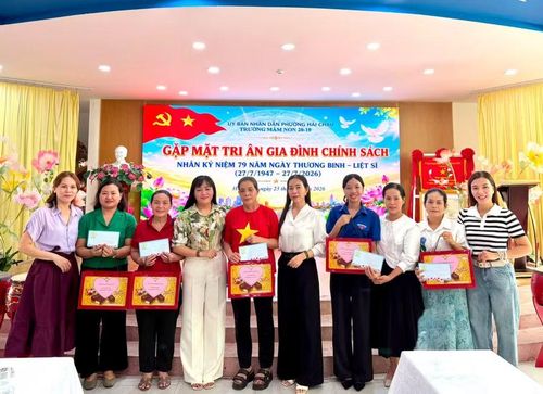 Bà Trần Thị Hà Thanh (thứ 4 từ phải qua), Hiệu trưởng Trường Mầm non 20-10 tặng quà tri ân gia đình chính sách.