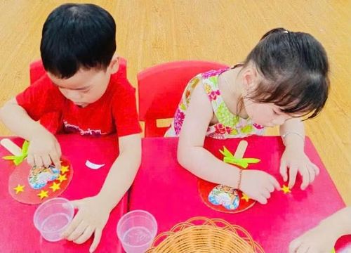 Trẻ mầm non tham gia hoạt động tạo hình "Làm huy hiệu tri ân"với những ngôi sao và hình trái tim rực rỡ.