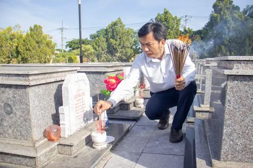 TS Trần Văn Anh, Hiệu trưởng Trường Cao đẳng Đại Việt Đà Nẵng thắp hương tại phần mộ các liệt sĩ.