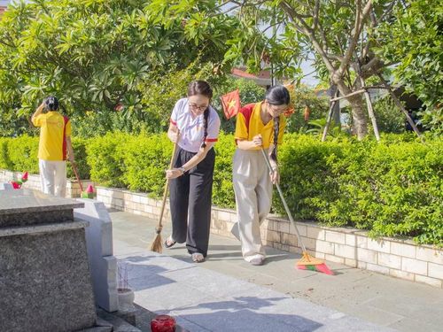 Sinh viên dọn vệ sinh khu vực nghĩa trang liệt sĩ.