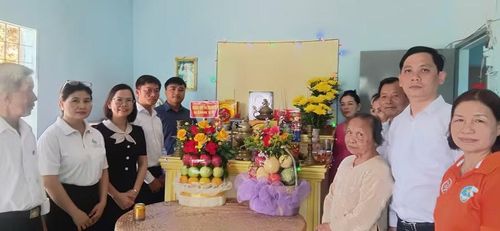 Ban Giám hiệu cùng giáo viên Trường THPT Ông Ích Khiêm, thăm các gia đình chính sách.