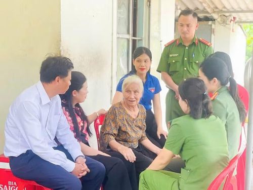Đoàn xã Thạch Khê phối hợp với Chi đoàn Công an xã Thạch Khê tổ chức chương trình “Bữa cơm bên Mẹ - Nghĩa tình tháng 7” tại gia đình Mẹ Đậu Thị Diên.