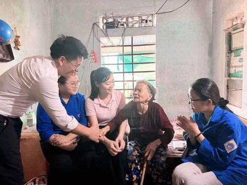 Bên mâm cơm, những câu chuyện của các mẹ trở thành lời nhắc nhở thế hệ trẻ hôm nay về sự hy sinh của cha ông, những người đã ngã xuống vì độc lập, tự do của Tổ quốc.