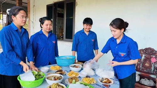 Những mâm cơm giản dị do các đoàn viên chuẩn bị, gửi gắm tình cảm và lòng tri ân đến các gia đình người có công trong những ngày tháng 7 nghĩa tình.