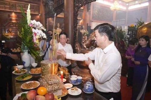 Ông Lê Quang Tùng, Bí thư Tỉnh ủy An Giang, dâng hương tại Đền tưởng niệm.