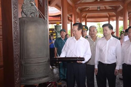Nguyên Thủ tướng Nguyễn Tấn Dũng thực hiện nghi thức thỉnh chuông.