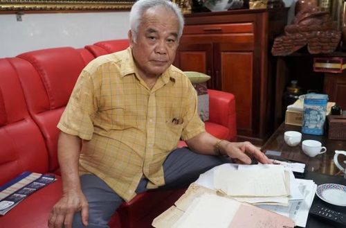 Ông Hoàng Nghĩa Cẩn, em trai liệt sỹ Hoàng Nghĩa Minh - nhà giáo hi sinh khi làm nhiệm vụ tại chiến trường B. Ảnh: Hồ Lài
