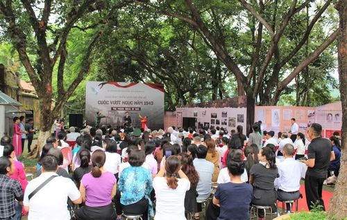 Đông đảo người dân tham dự triển lãm.