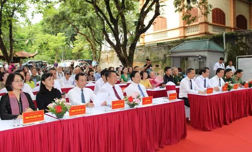 Các đại biểu dự lễ khai mạc triển lãm.
