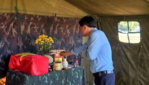 Hài cốt liệt sĩ được tìm thấy ngày 17/7 được quàn ở bàn thờ tạm ngay khu vực tìm kiếm để người dân, chính quyền đến thắp hương tưởng niệm.