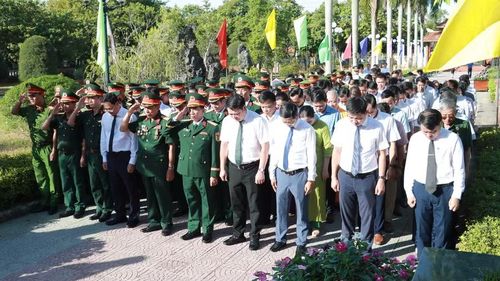 Các đại biểu dâng hương, mặc niệm để tưởng nhớ tri ân công lao của Anh hùng liệt sĩ. (Ảnh: Lê Sáu)
