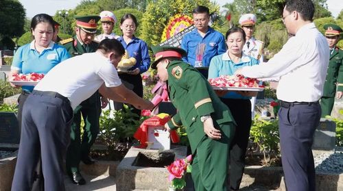 Tiến hành các nghi thức an táng hài cốt liệt sĩ.