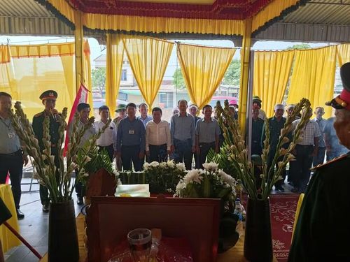Nhiều cơ quan ban ngành địa phương đến thắp hương trong lễ đón liệt sĩ Nguyễn Trường Bùi về với đất mẹ.