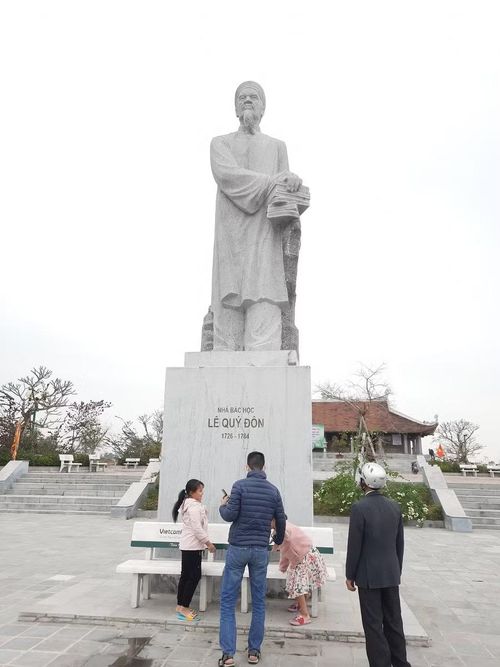 Tượng nhà bác học Lê Quý Đôn tại quê hương.