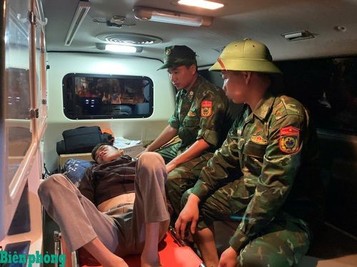 Quân y Bộ đội Biên phòng tỉnh Lai Châu hỗ trợ di dời người dân bị bệnh ở bản Chít ra khỏi khu vực nguy hiểm. Ảnh: Văn Hợi