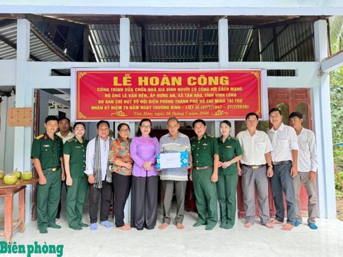 Ngày 26/7, Ban Chỉ huy Bộ đội Biên phòng thành phố Hồ Chí Minh phối hợp với các cơ quan, ban, ngành, mạnh thường quân tổ chức tặng quà cho các gia đình gia chính sách, sửa chữa 2 căn nhà cho các gia đình chính sách tại xã Tân Hào, tỉnh Vĩnh Long. Ảnh: Lương Kiểm