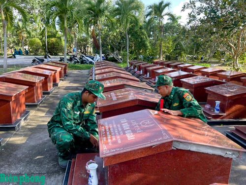 Kỷ niệm 79 năm Ngày Thương binh - Liệt sĩ, ngày 23/7, Ban chỉ huy Bộ đội Biên phòng thành phố Cần Thơ đã tổ chức nhiều hoạt động tri ân thiết thực, tiếp nối và lan tỏa truyền thống "Uống nước nhớ nguồn", "Đền ơn đáp nghĩa" trên địa bàn khu vực biên giới biển. Trong ảnh: Cán bộ Đồn Biên phòng An Thạnh Ba, Bộ đội Biên phòng thành phố Cần Thơ tham gia dọn vệ sinh, chỉnh trang Nghĩa trang liệt sĩ trên địa bàn. Ảnh: Văn Long