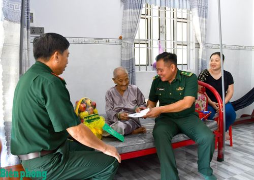 Trong hai ngày 23-24/7, Ban Chỉ huy Bộ đội Biên phòng tỉnh Cà Mau và các đồn Biên phòng tổ chức nhiều đoàn công tác đến thăm hỏi, động viên, tặng quà Mẹ Việt Nam Anh hùng, gia đình chính sách, người có công trên các xã, phường ven biển của tỉnh. Trong ảnh: Đại tá Đào Nguyên Hoạt, Phó Chỉ huy trưởng Ban Chỉ huy Bộ đội Biên phòng tỉnh và cán bộ Đồn Biên phòng Nhà Mát, Bộ đội Biên phòng tỉnh Cà Mau thăm hỏi, động viên, tặng quà gia đình Anh hùng lực lượng vũ trang nhân dân Trần Văn Sỹ. Ảnh: Hoàng Tá