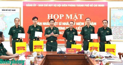 Ngày 24/7, Ban Chỉ huy Bộ đội Biên phòng thành phố Hồ Chí Minh tổ chức họp mặt thân nhân liệt sĩ và người thờ cúng liệt sĩ đang công tác trong đơn vị nhân kỷ niệm 79 năm Ngày Thương binh - Liệt sĩ. Trong ảnh: Đại tá Đỗ Vĩnh Thăng, Phó Chính ủy Bộ Tư lệnh thành phố kiêm Chính ủy Ban Chỉ huy Bộ đội Biên phòng thành phố Hồ Chí Minh trao quà tri ân thân nhân liệt sĩ và người thờ cúng liệt sĩ đang công tác trong đơn vị. Ảnh: Quang Tiến